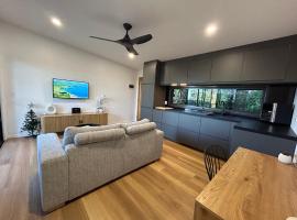 Our Treehouse near Mooloolaba، فيلا في بودريم