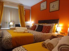 4 Bedroom Sleeps 10 Pets Parking Ev Charging, Hotel in Walsall