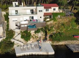 Blue rock, Hotel in Kruševo