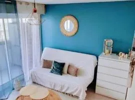 Charmant studio avec loggia vue mer