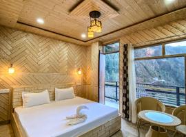 Scenic Village Stay near Kufri With Bonfire & Veg Meals-Alpine Crest Homestay Kufri, hotel v destinaci Theog