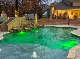 All-Encompassing Family Retreat Near Lake Texoma!