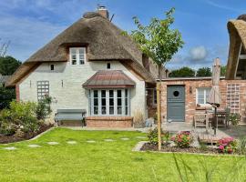 FöhrLiebt Reetdachhaus, pet-friendly hotel in Alkersum