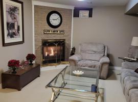 Cozy Suite with HOT TUB & Highspeed Internet