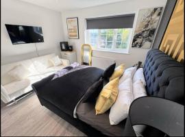Canterbury Six Luxury Suites with Lounge Kitchen Hot Tub and Free Parking, ξενοδοχείο στο Κάντερμπερι