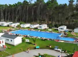 Bungalow with Shared Pool in Pataias + 30 m² + Pool., hotel in Pataias