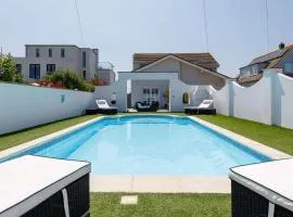 Vibrant Seafront Home for 10 with Pool