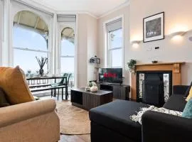 Stylish 2 Bedroom Abode - Sea Views - Balcony