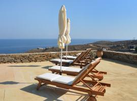 Heliopetra Family Home with a swimming pool in the area of Otzia, hotel in Grionísi