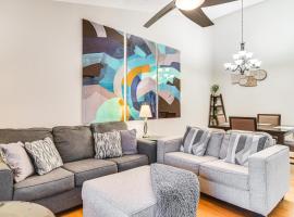 Resort Perks Condo with Private Balcony in St Pete!, ξενοδοχείο σε St Petersburg