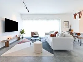 Stylish 3 Bedroom Apartment With Balcony By Vacay