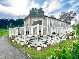 Newquay Seaside Lodge Retreat with Hot Tub, hotel Newquayben