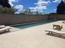 CHEZ BABOU studio d'artistes avec piscine, parking