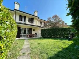 Spacious house for 6 with pool and garden