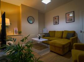 London 4 Bed Contractor Base with Pool Table: Edmonton şehrinde bir otel