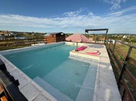 Casa en Tanti con pileta, hotel in Tanti