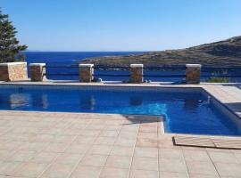 Cycladic House KRIOS with a Pool and 2min from the beach, hotel con alberca en Kithnos