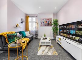 Spacious London 2-Bed Flat with a King Bed-Save on Long Stays-5 Separate Beds- Parking Available!, hotell i Barnet