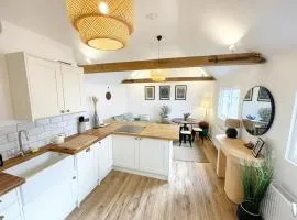 Charming, brand new townhouse near the sea