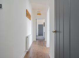 Spacious 3 bed flat- Free parking Edinburgh & Fife, hotel v destinaci Inverkeithing