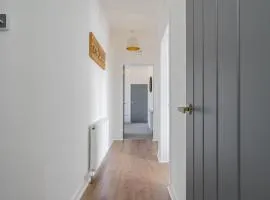 Spacious 3 bed flat- Free parking Edinburgh & Fife