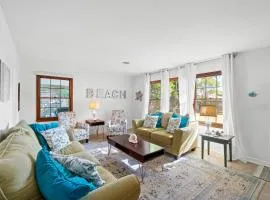Little Beach House, Single Family Home, Sleeps 8, Free Activities Included!