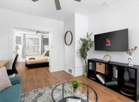 Private 2 Storey Home with 3BR-2BA by Queen West, Villa in Toronto