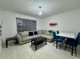 FERRY HOUSE - INVOICE and REDUCED PRICE only via SUNRISE SHORT LETS DUNDEE, 4 Bed House, Great for Contractors, Fully Equipped, Private Parking, Easy Ring Road Access - ASK SUNRISE SHORT LETS - LONG TERM RATES AVAILABLE