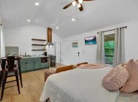 Cates Cottage in the Hill Country 8 Mins to Fred!