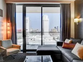 Stunning Escape Top Floor Strip-View Studio 31316