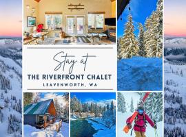Riverfront Chalet Near Skiing, Lakes, Mtns & Leavenworth，位于莱文沃思的海滩酒店