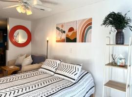 Oesta Palma's Guest House with BBQ & Beach Gear Near Downtown WBP, ξενώνας σε West Palm Beach
