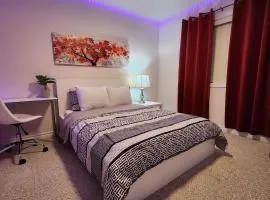 Ivory Staycation Suite with Free Street Parking, Shared kitchen and washroom