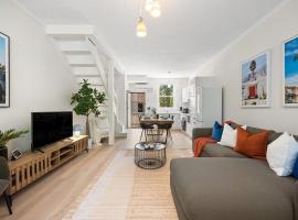 Hacienda at Henley - Chic Seaside Haven near Airport, hotel a Henley Beach South