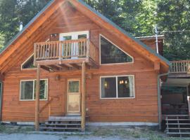 Bear Hideaway | Wi-fi, Hot tub, Wood Stove, BBQ, hotelli kohteessa Packwood