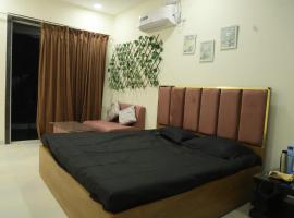 Ivy Bliss Studio with Common Pool, B 14, Karjat, ξενοδοχείο σε Karjat