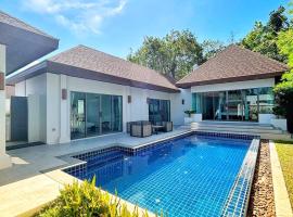 A spacious Balinese style villa with a large swimming pool on Rawai an electric motorcycle as a gift! โรงแรมในBan Saiyuan (1)