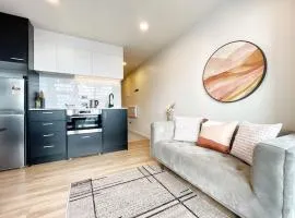 Chic Downtown 1Bed Aircon Apt with Pool Gym Sauna Near Skytower
