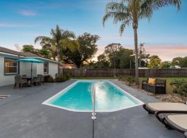 Tropical Retreat with Heated Pool & Firepit, hotel en Clearwater