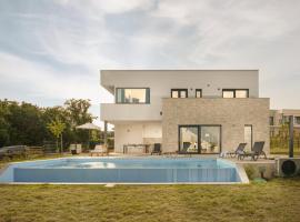 Villa Cala Sonriso for 8 people near Pula with heated pool & sea view, Hotel in Krnica