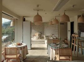 Starlight Naked Cliff View Hotel Xijiang Qianhu Miao Village Branch, mullivanniga hotell sihtkohas Xijiang
