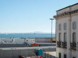 Alfama Very Well-Connected Apartment