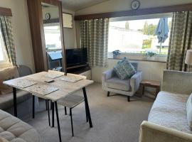 Homely 3 Bedroom Caravan in Cirencester, glamping site in South Cerney
