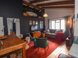 Poseidon's Pad - Eclectic 2-bedroom apartment in trendy Muizenberg, hotel di Muizenberg
