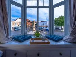 Victorian apartment w/ courtyard views