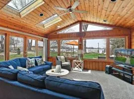 Meyers Bay Sunset Lakefront Cottage in Fox Lake with Boat Pier