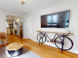 Grand Oak - Renovated 1891 Queen Anne - Quarter Mi Stroll to Historic DT - Beach only 3 Mi