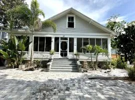 Lemon Street Retreat Renovated 1920 Craftman ,Half mile Stroll to Historic DT ,Beaches 3 mi to Vilano & 5 to St Aug