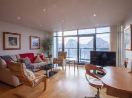 Apartment with river view next to hydro, ξενοδοχείο στη Γλασκώβη