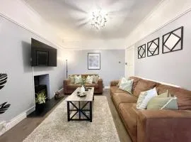Large 4-bedroom detached house - Driveway for 3 cars - 20-minute walk to city centre - Gigabit Wi-Fi - Long Stay Rates!